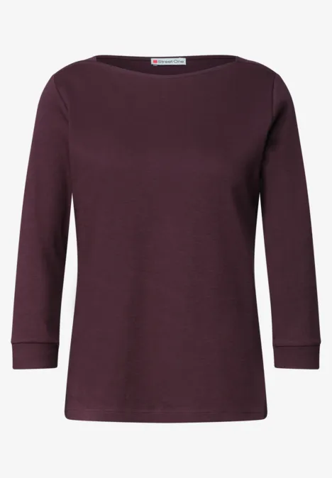 Ein schlichtes, dunkelviolettes Langarmshirt mit U-Boot-Ausschnitt.