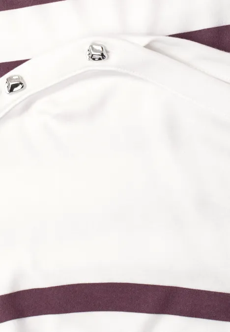 Weißes Kleidungsstück mit Metall-Druckknöpfen und lila Streifen an Ober- und Unterseite.