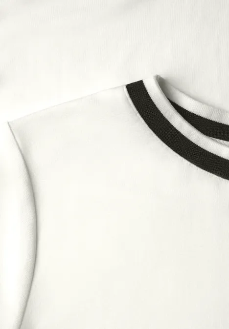 T-Shirt mit Rundhals und Kontrastdetail off white Teil eines weißen T-Shirts mit schwarz-weiß gestreiftem Kragen vor weißem Hintergrund.