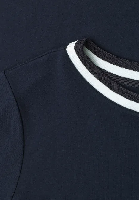 Dunkelblaues T-Shirt mit rundem Ausschnitt, verziert mit weißen und hellblauen Streifen