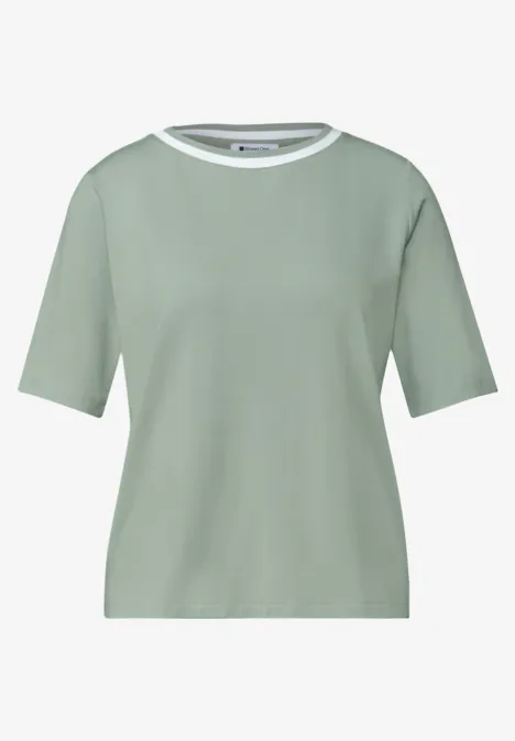 Shirt met ronde hals en contrasterende details eucalyptus green Ein schlichtes kurzärmeliges T-Shirt in hellem Mintgrün mit weißem Rundhalsausschnitt.