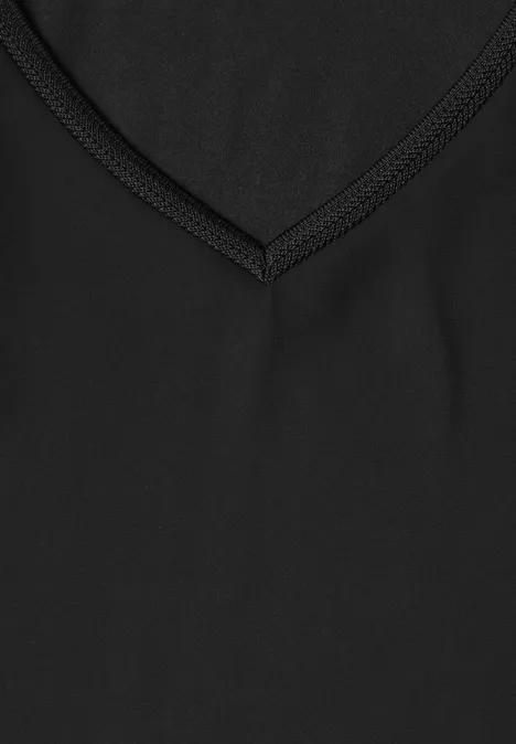 Schwarzes T-Shirt mit V-Ausschnitt aus glattem Stoff