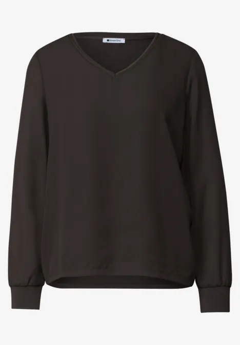 Schwarzer Pullover mit V-Ausschnitt und langen Ärmeln.