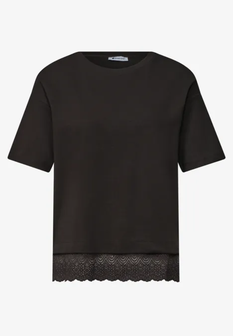 Schwarzes T-Shirt mit kurzen Ärmeln und Spitzenbesatz am Saum.