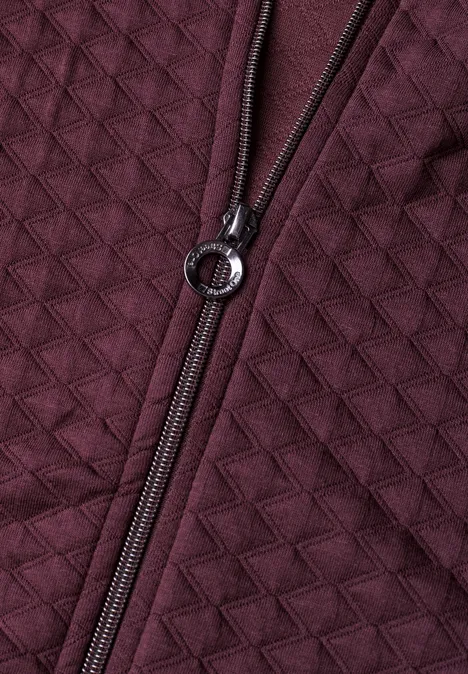 Jasje met ronde hals en structuur rustic rouge Donkerrode, doorgestikte jas met ruitpatroon en metalen ringritssluiting.