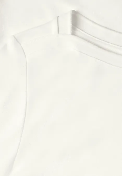 Bluzka Basic z dekoltem w łódkę off white Dwie nałożone na siebie białe koszulki na jasnym tle.