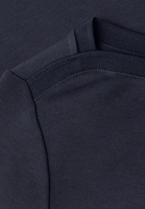Nahaufnahme eines dunkelblauen T-Shirts mit sichtbarer Schulter- und Ärmelnaht.
