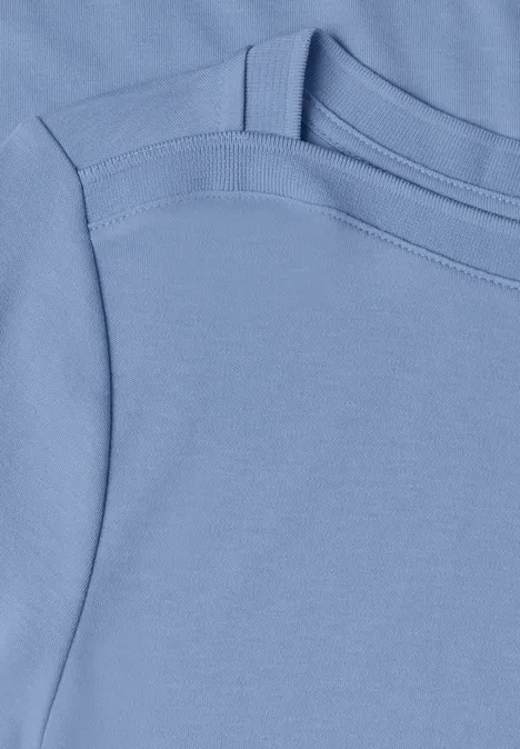 T-shirt basique à col bateau northern blue Zwei pastellblaue, kurzärmlige T-Shirts nebeneinander auf hellem Hintergrund.