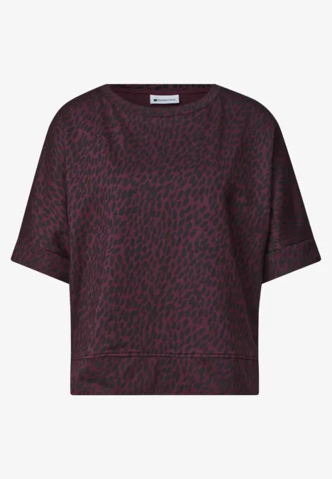 Locker geschnittenes Damen-Shirt mit burgund-schwarzem Animalprint, weitem Schnitt und kurzen Fledermausärmeln.