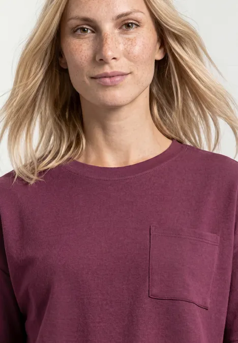 T-Shirt mit Rundhals und Struktur dark clouded blush Portrait einer blonden Frau in weinrotem Pullover mit Brusttasche vor hellem Hintergrund.