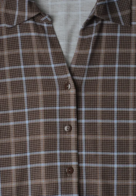 Shirt met 3/4-mouwen van jersey in blouse-stijl silk brown Bruin geruit overhemd met witte en lichtblauwe lijnen, zichtbare kraag en knoopsluiting.