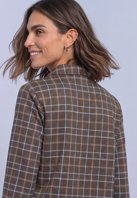 Shirt met 3/4-mouwen van jersey in blouse-stijl silk brown Glimlachende vrouw van achteren, met een bruin geruit colbert met lichtblauwe strepen en kort haar.