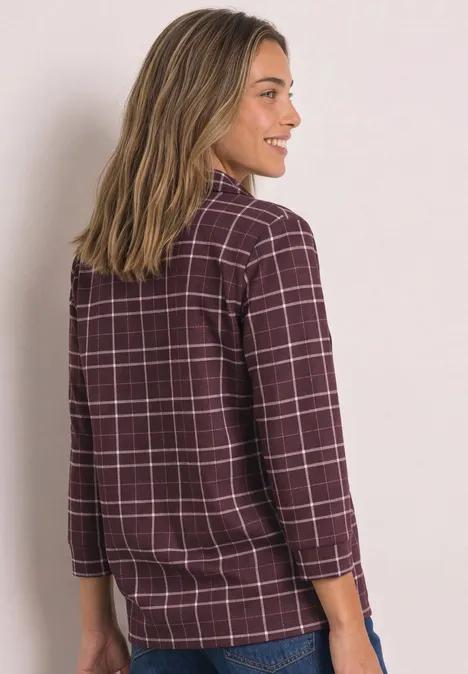 Shirt met 3/4-mouwen van jersey in blouse-stijl rustic rouge Vrouw in zijaanzicht met bordeauxrood geruit overhemd (3/4-mouwen) en lichte spijkerbroek.