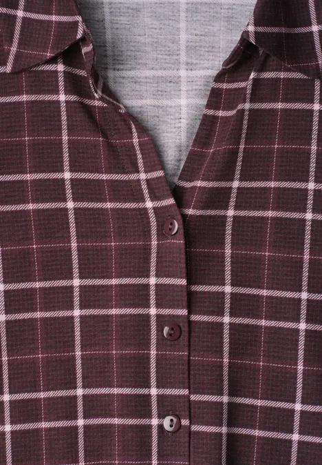 Shirt met 3/4-mouwen van jersey in blouse-stijl rustic rouge Close-up van een bordeauxgrijs geruit overhemd met knopen in het midden.