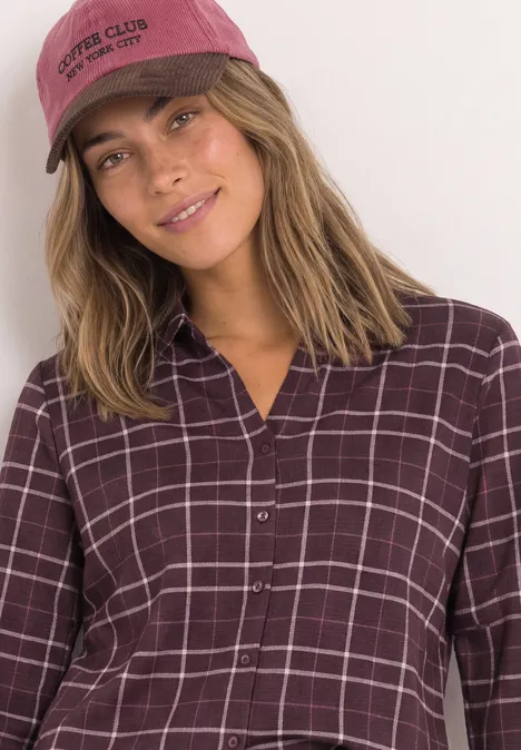 Shirt met 3/4-mouwen van jersey in blouse-stijl rustic rouge Lachende jonge vrouw met blond haar, een bordeauxrode pet en een geruit overhemd.