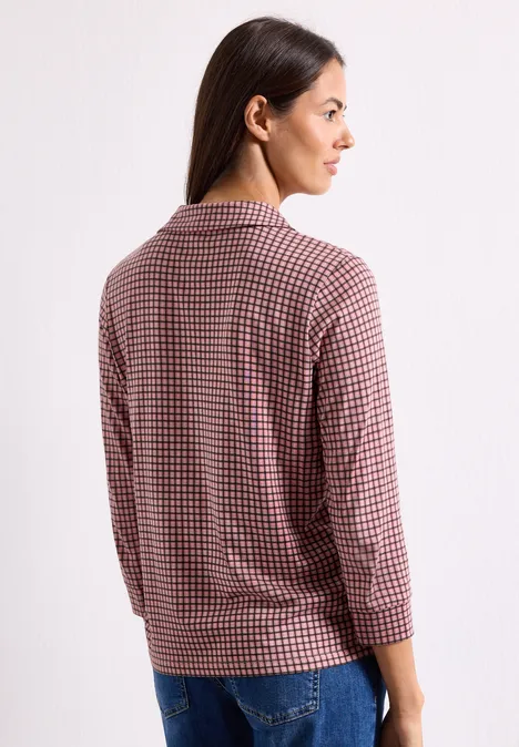 Shirt met 3/4-mouwen van jersey in blouse-stijl warm blush Frau im seitlichen Profil von hinten, trägt ein rot-weiß kariertes Oberteil mit 3/4-Ärmeln.
