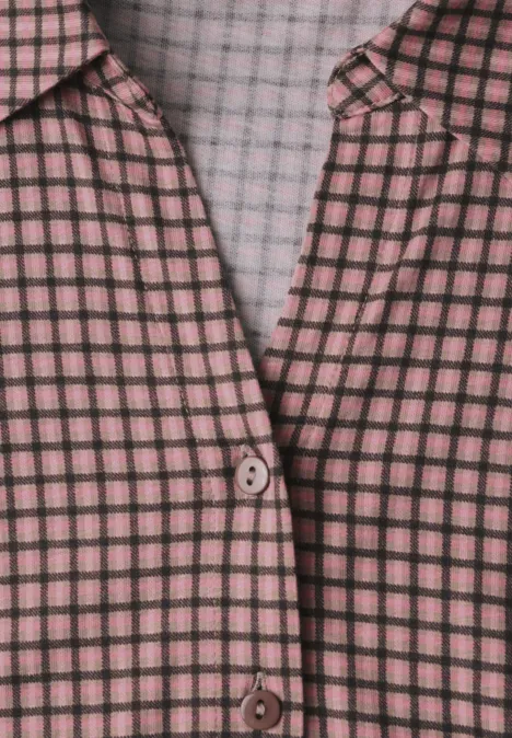 Shirt met 3/4-mouwen van jersey in blouse-stijl warm blush Nahaufnahme einer rosa-schwarzen karierten Bluse mit Knopfverschluss.