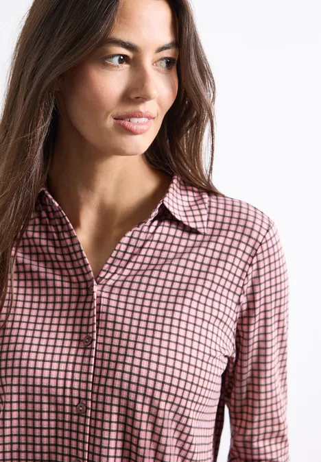 Shirt met 3/4-mouwen van jersey in blouse-stijl warm blush Eine Frau mit langem braunem Haar trägt ein rot-weiß kariertes Hemd und blickt zur Seite.