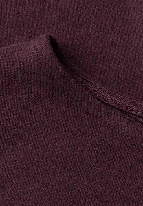 Koszulka z długim rękawem i elastycznym wykończeniem rustic rouge mel. Zbliżenie bordowego, dzianinowego swetra z widocznym szwem