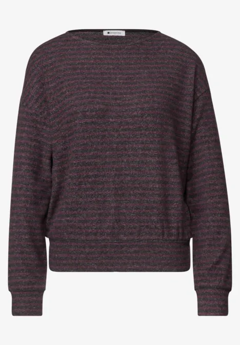 Pull gris aux fines rayures violettes, coupe ample et épaule tombante