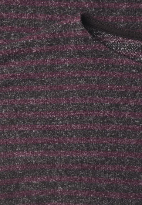 Gros plan d'un tissu tricoté à rayures horizontales gris et violet, texture douce et encolure ronde.