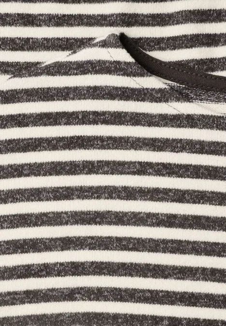 T-shirt à manches longues avec ourlet élastiqué black coffee mel. Nahaufnahme eines grau-weißen, gestreiften Stoffs mit schwarzer Kordel.