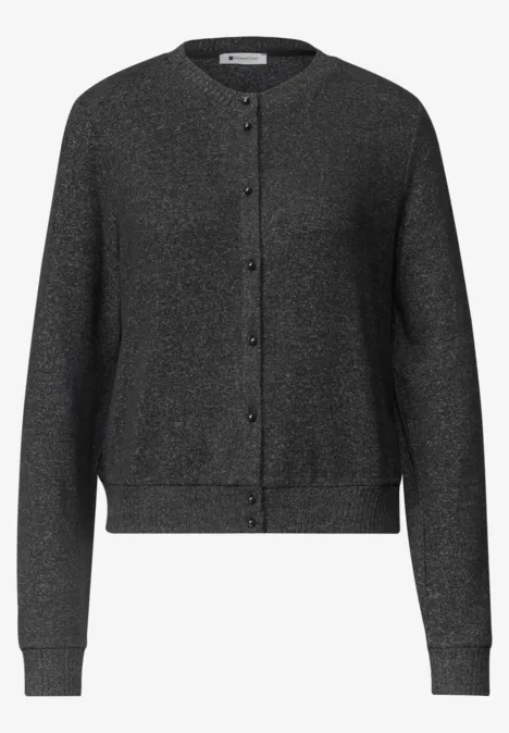 Ein schlichtes, langärmeliges Strick-Cardigan mit Knopfleiste in dunklem Grau.