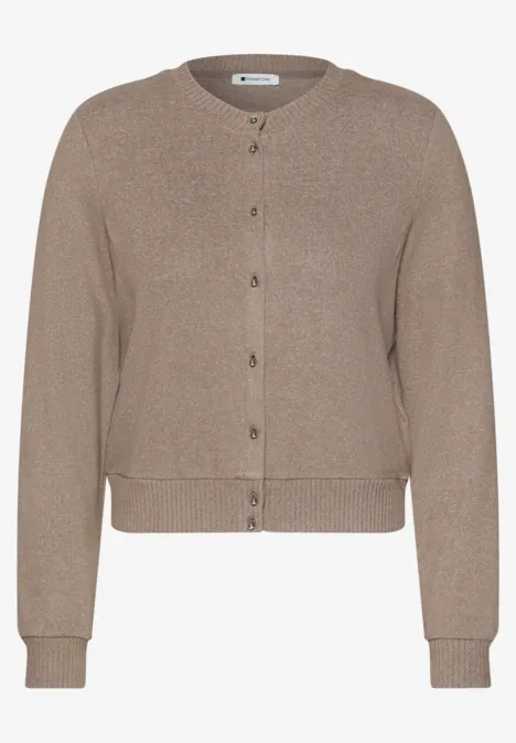 Cardigan marron clair pour femme à manches longues, col rond et boutonnage frontal. Style épuré et classique.