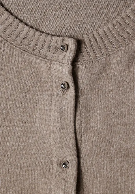 Cardigan tricoté brun taupe à col rond avec boutons apparents.