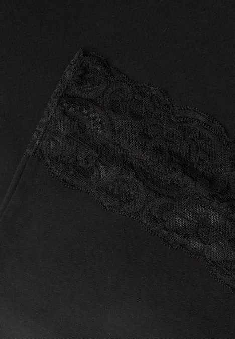 Bordure en dentelle noire sur tissu lisse.
