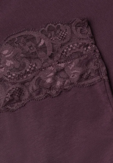 Top mit Rundhals und Spitzenkante rustic rouge Nahaufnahme eines violetten Stoffes mit zarter Spitzenborte.