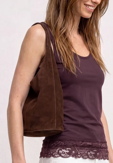 Top mit Rundhals und Spitzenkante rustic rouge Frau trägt ein braunes Top mit Spitzenbesatz am Saum und eine Wildledertasche über der Schulter.