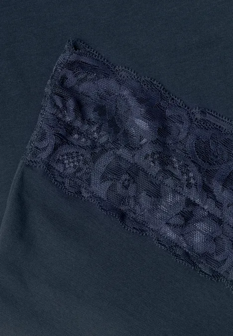 Tissu bleu marine avec bordure en dentelle fine de la même teinte.