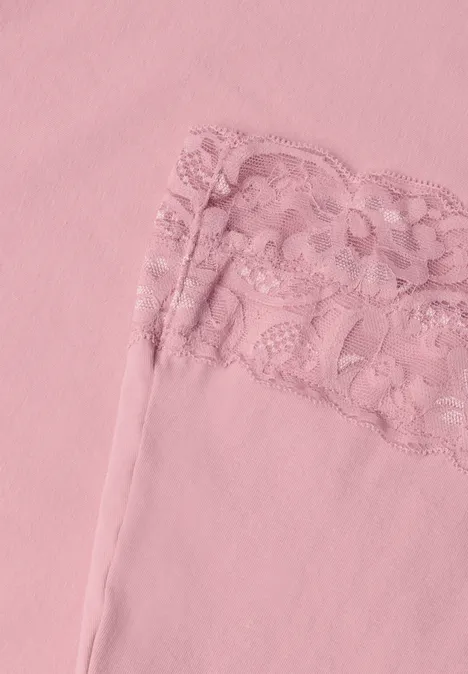 Tissu rose délicat orné d’une bordure en dentelle florale et d’un matériau doux