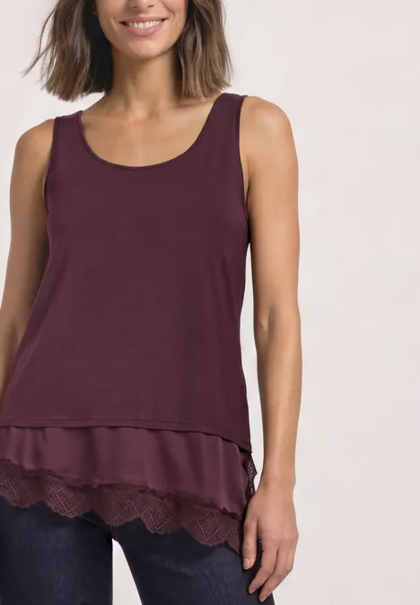 Damen-Top in Bordeaux, ärmellos mit rundem Ausschnitt, Chiffon-Lagen und Spitzenbesatz.