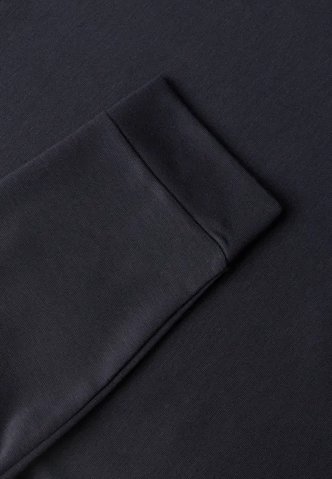 Nahaufnahme eines schwarzen Sweatshirtärmels mit elastischer Bündchenstruktur.