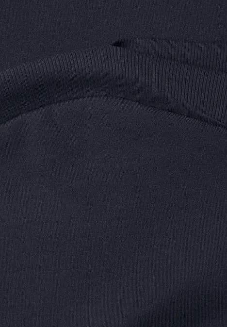 3/4-Arm Shirt mit Rippstrukturdetails indigo night Nahaufnahme eines schwarzen Kleidungsstücks aus Stoff mit Rippenbündchen und Tasche.