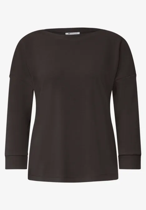 Schwarzes Langarmshirt mit weitem Rundhals-Ausschnitt.