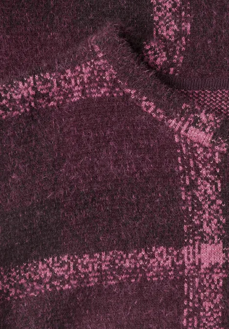 Nahaufnahme eines dunkelvioletten Stoffes mit rosa Karomuster.