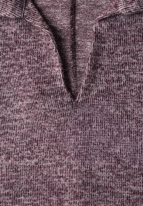 Koszulka Polo z długim rękawem w stylu melanżowym rustic rouge mel. Zbliżenie na melanżowy sweter z dzianiny z dekoltem w serek w bordowo-szarych odcieniach.