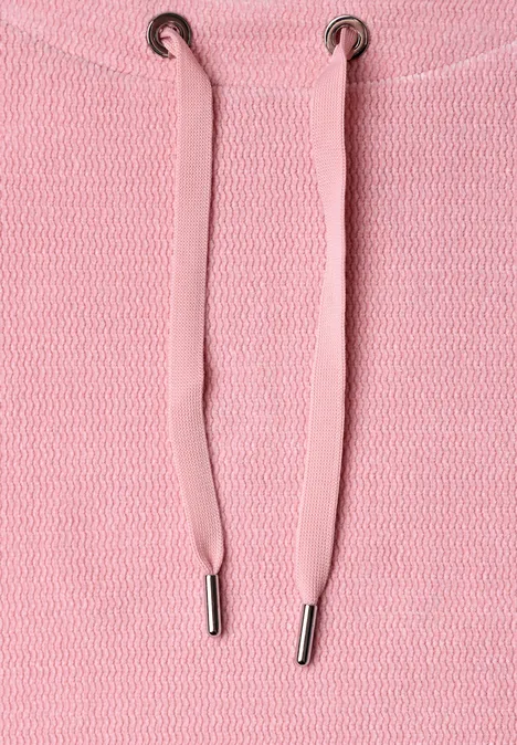 Nahaufnahme eines rosa Hoodies mit Kordelzug