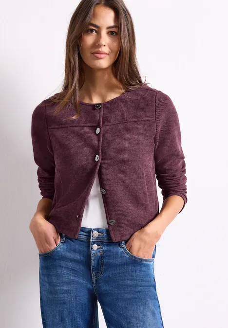 Langarm Jacke mit Rundhals und Knöpfen rustic rouge Frau in lila Strickjacke, weißem Shirt und Jeans, Hände in Taschen, lässiger Stil