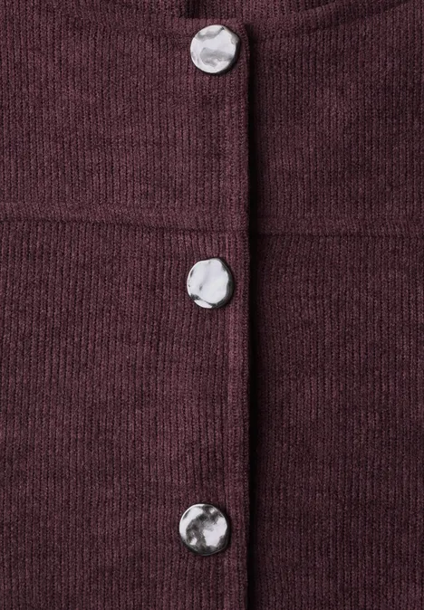 Langarm Jacke mit Rundhals und Knöpfen rustic rouge Close-up eines burgunderfarbenen Strickstoffs mit auffälligen silbernen Knöpfen.