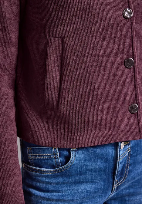 Langarm Jacke mit Rundhals und Knöpfen rustic rouge Dunkelroter Strickcardigan mit Knöpfen und Tasche, kombiniert mit blauen Jeans.