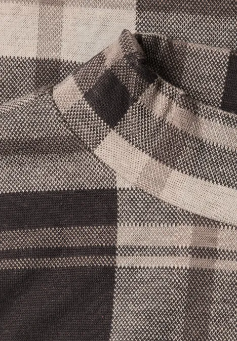 Langarm Shirt mit Turtle Neck und Karomuster black coffee Nahaufnahme eines karierten Stoffkragens in Braun- und Beigetönen.