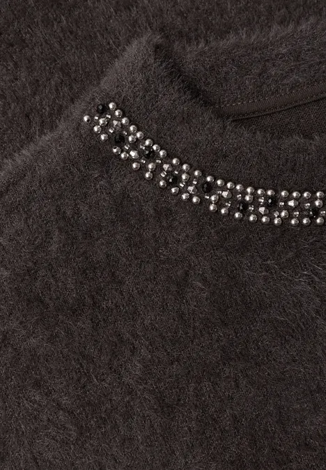 T-Shirt mit Rundhals und Schmucksteinen black coffee Dunkler, flauschiger Pullover mit silbernen Nieten am Kragen.