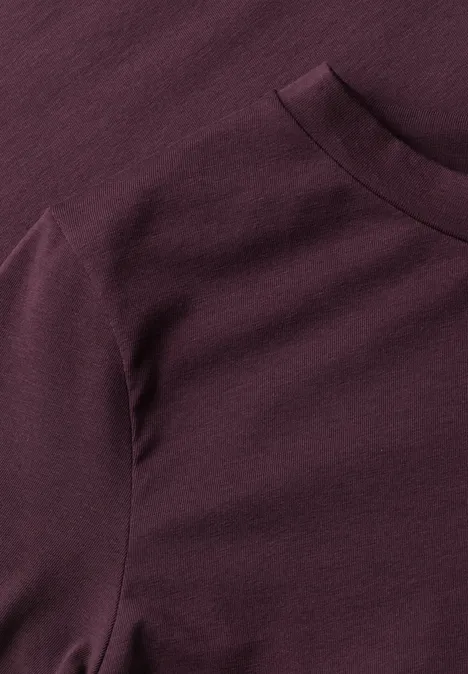 Vue rapprochée d'un t-shirt violet foncé à col rond en tissu doux