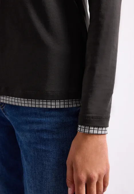 Langarm Shirt mit karierten Meshdetails black coffee Teilansicht einer Person mit schwarzem Langarmshirt über kariertem Hemd und blauer Jeans.