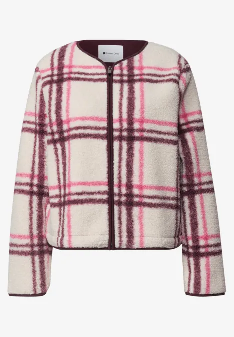 Weiche, flauschige Jacke mit pinken und burgunderfarbenen Karos auf cremeweißem Grund.
