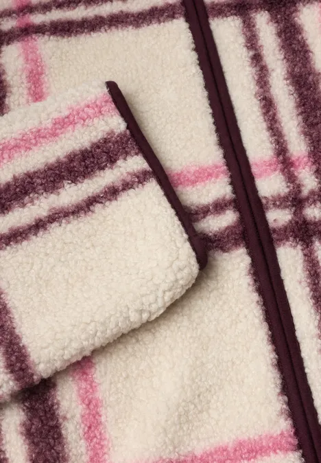 Weicher Teddy-Fleece (creme) mit bordeaux-rosa Karo und Reißverschluss.